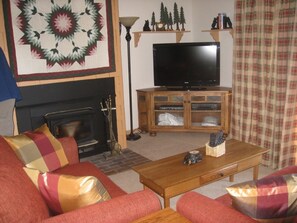 Flat-screen TV, fireplace, DVD player, books - Comfortable One Bedroom Condo with Awesome View at Mammoth (Mammoth Lakes)