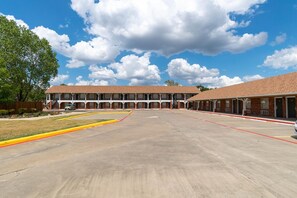 Free self-parking - Countryside Inn (Kaufman)