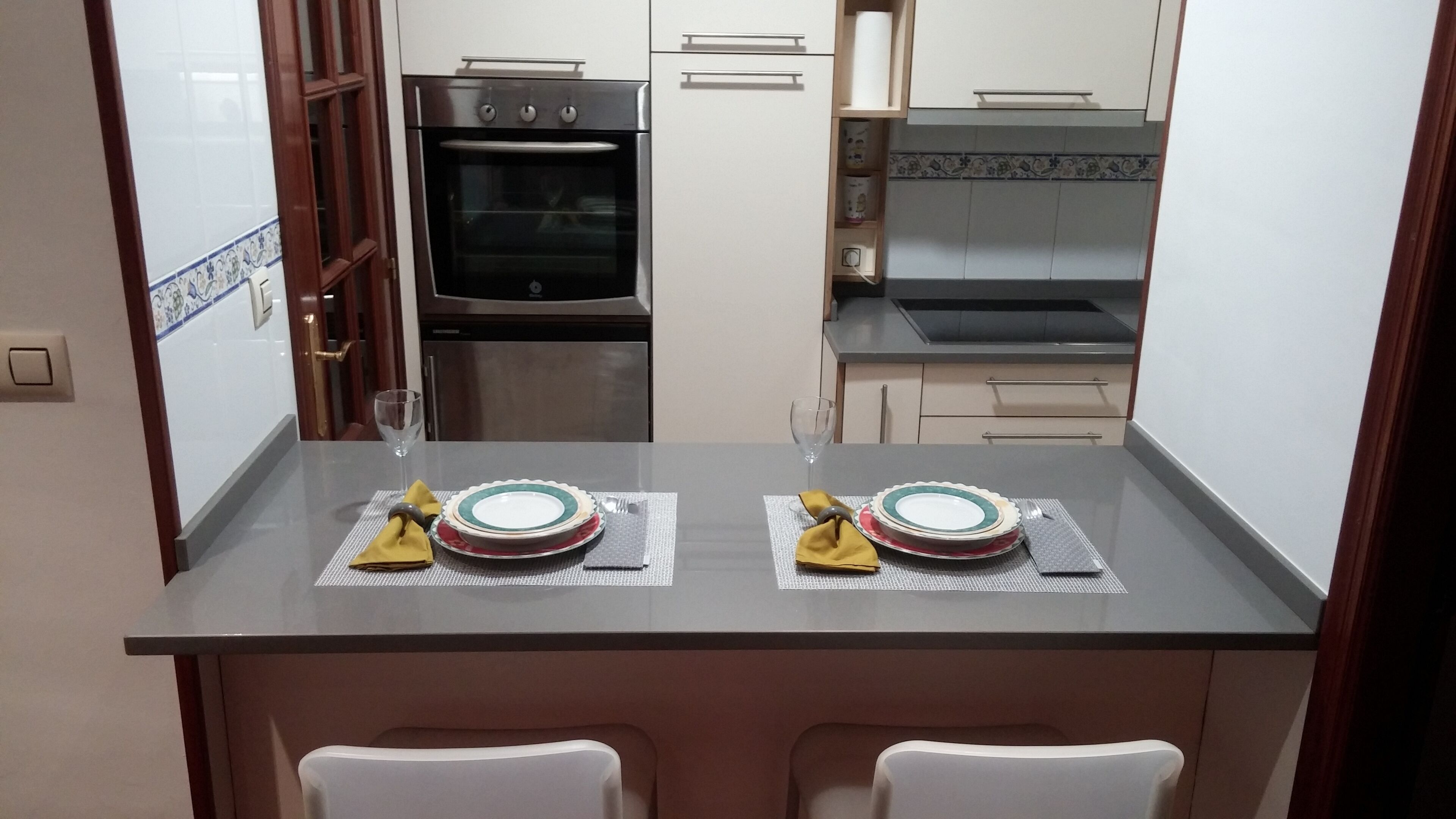 Frigorífico, microondas, cafetera o tetera y hervidor eléctrico