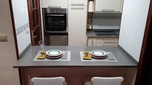 Refrigerador, microondas, cafetera y tetera y tetera eléctrica 
