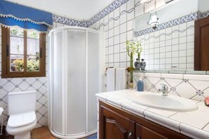 Bathtub, towels