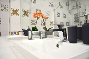 Haartrockner, Handtücher, Seife, Shampoo