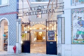 La entrada a un edificio con un cartel que dice 'AVIDA PORTUGUESA'.