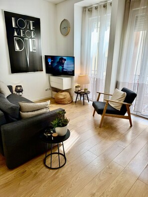 TV - Intendente Terrace 2 bedroom apartment in the heart of Lisbon (LISBOA)