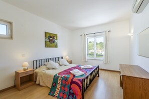 2 dormitorios, tabla de planchar con plancha, cuna de viaje