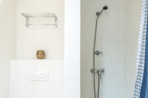 Baignoire, séchoir à cheveux, bidet, serviettes fournies