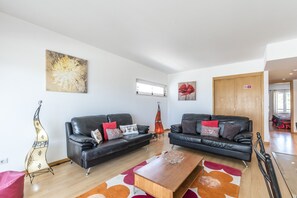 Una televisión, un reproductor de DVD, libros, una videoteca