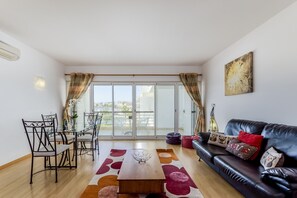 Una televisión, un reproductor de DVD, libros, una videoteca