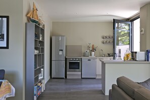 Een koelkast, een magnetron, een oven, een kookplaat