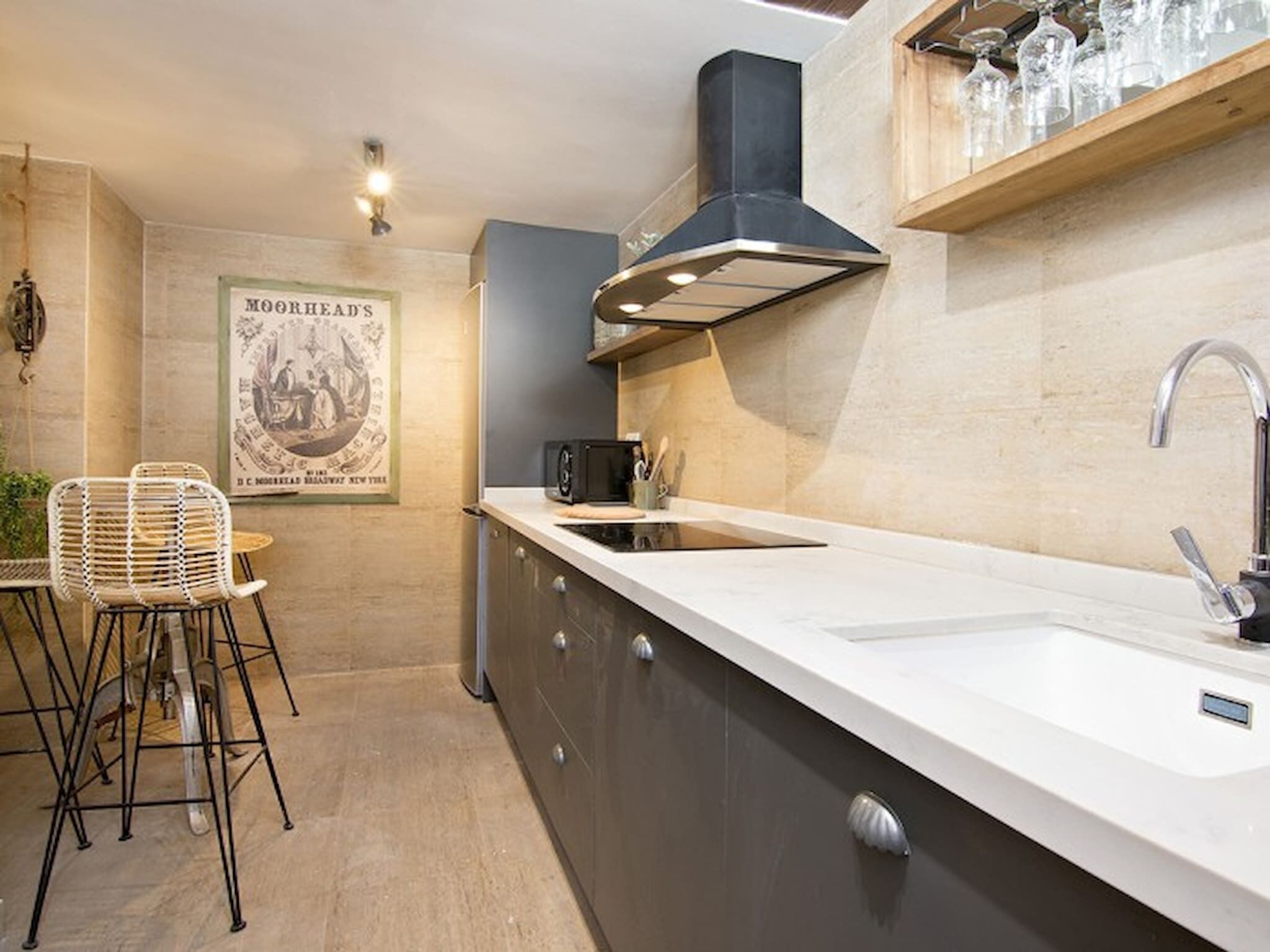 Kjøleskap, mikrobølgeovn, kokeplater og oppvaskmaskin