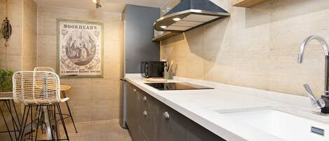 Kjøleskap, mikrobølgeovn, kokeplater og oppvaskmaskin