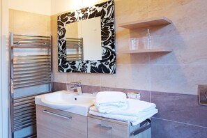 Shower, towels - Apartment Bella Vista In Mezzegra lake view pool home by Italian Apartments (Mezzegra)