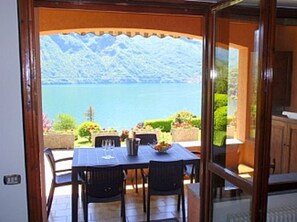 Outdoor dining - Apartment Bella Vista In Mezzegra lake view pool home by Italian Apartments (Mezzegra)