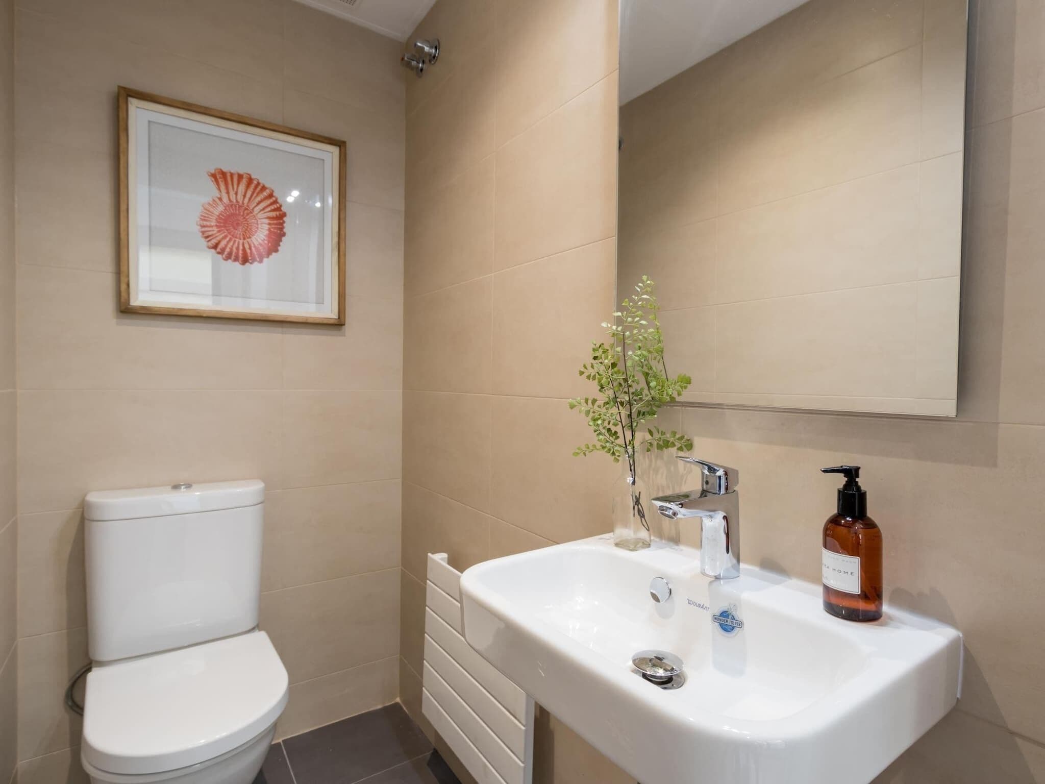Douche, sèche-cheveux, serviettes fournies, savon