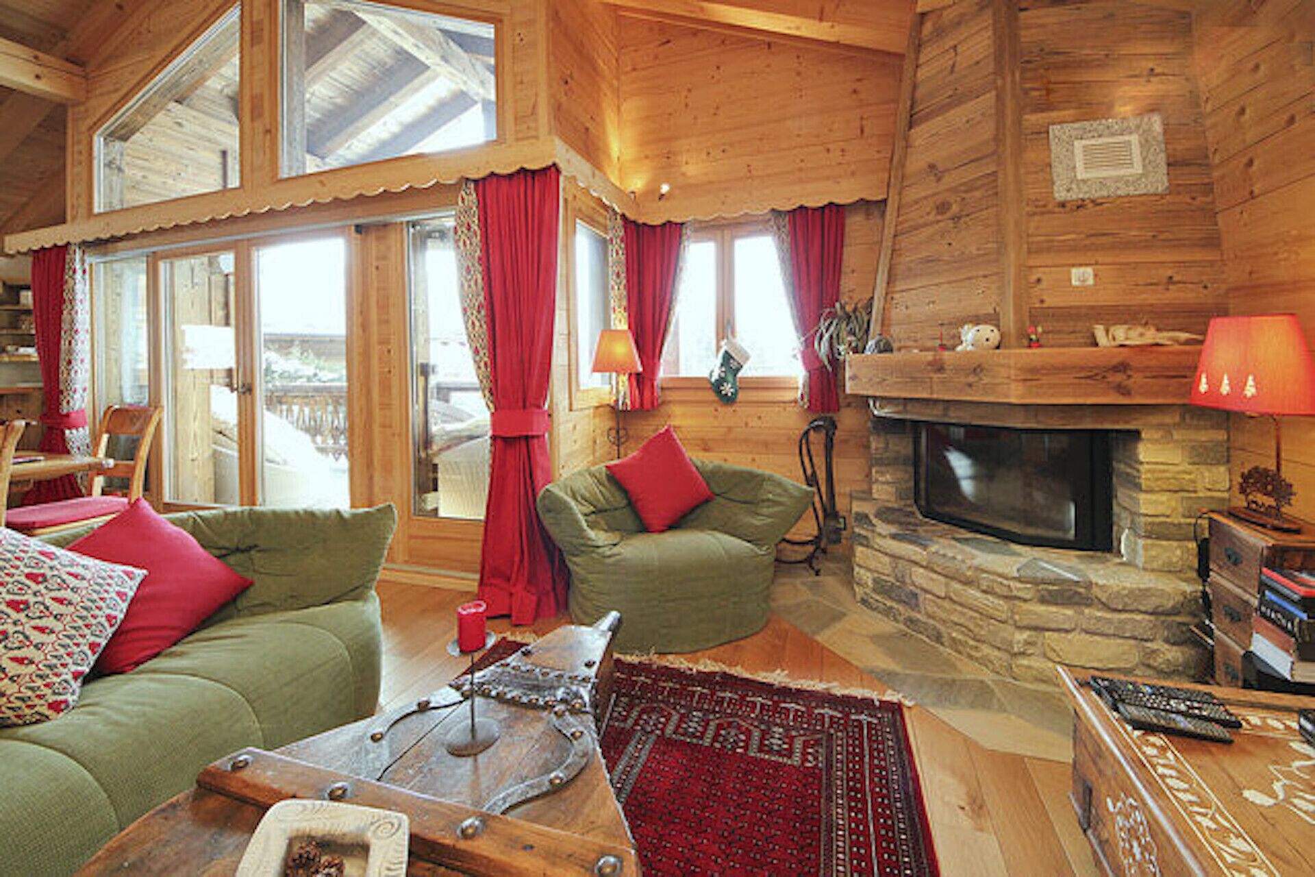 TV connectée, cheminée, lecteur de DVD, table de tennis de table