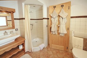 Combined shower/tub, hair dryer, towels, shampoo