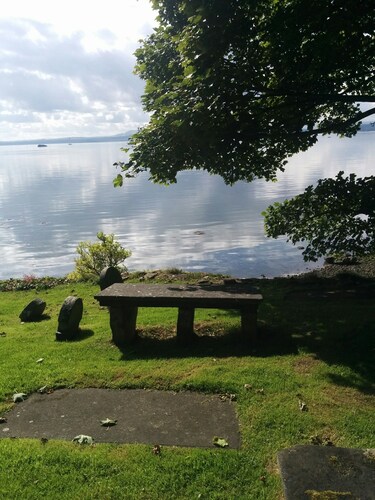 Gorgeous Boutique Coastal Apartment Near Edinburgh with Parking 