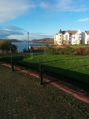 Property grounds - Gorgeous Boutique Coastal Apartment Near Edinburgh with Parking  (Dalgety Bay)