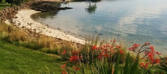 Gorgeous Boutique Coastal Apartment Near Edinburgh with Parking 