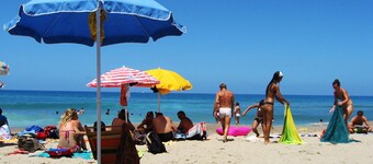 Sus fantásticas vacaciones en un pintoresco pueblo cerca de la playa con vista a la montaña