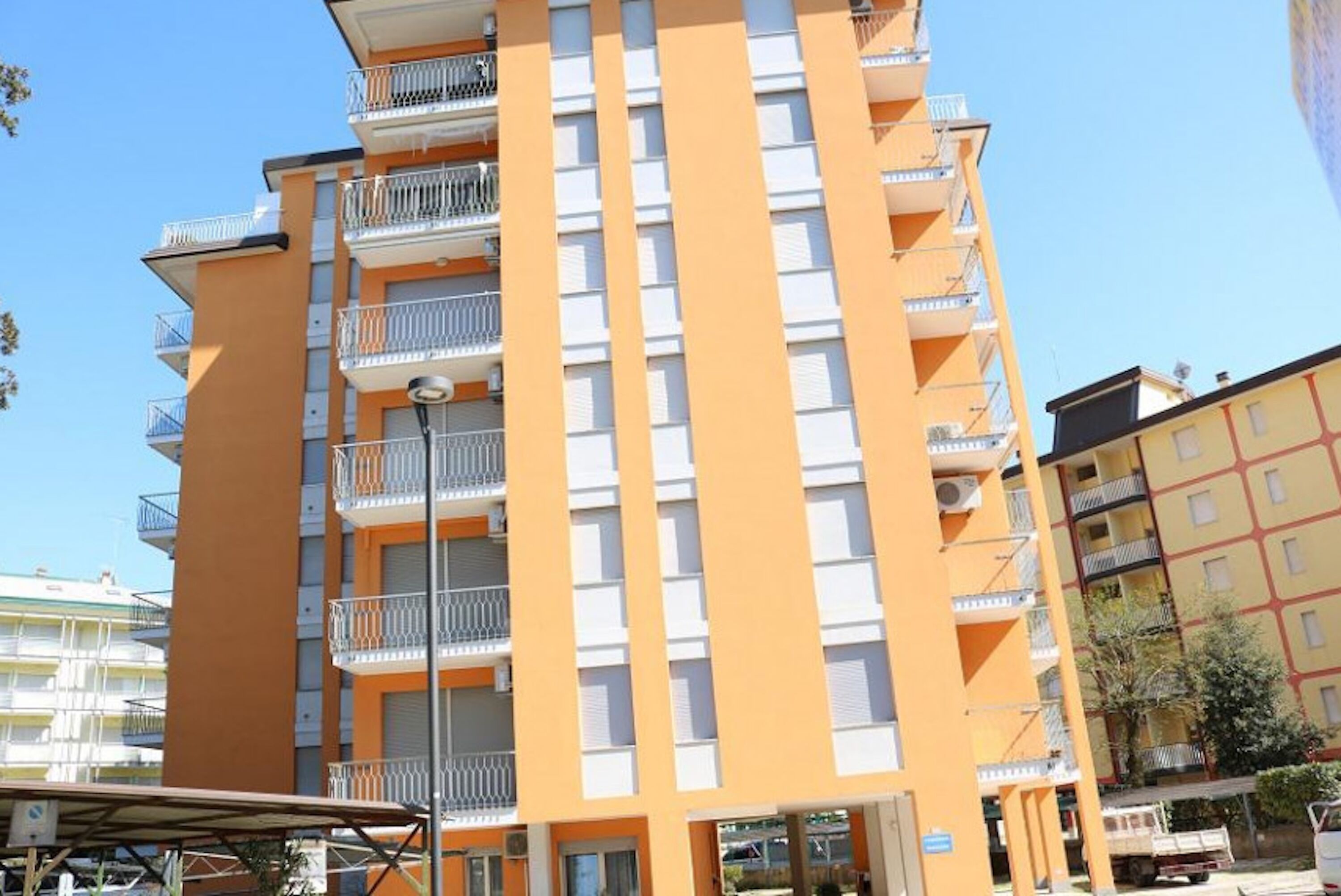Un immeuble à plusieurs étages doté de balcons, vraisemblablement un ensemble résidentiel.