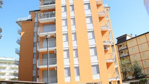 Un edifici d'altes plantes amb balcons, probablement un edifici d'apartaments.