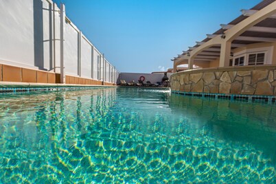 4 bed Luxury Villa - Private Pool, Large Jacuzzi, Pool Table & Table Tennis