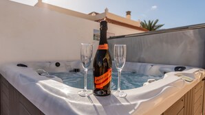 Poreallas, jonka reunalla on pullo Proseccoa ja kaksi lasia.