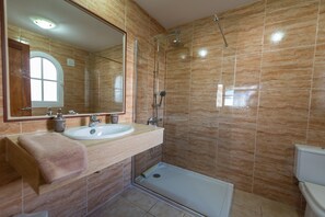 Bañera, secador de pelo, bidé y toallas