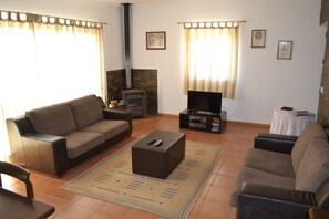 Fernseher, Kamin, Stereoanlage