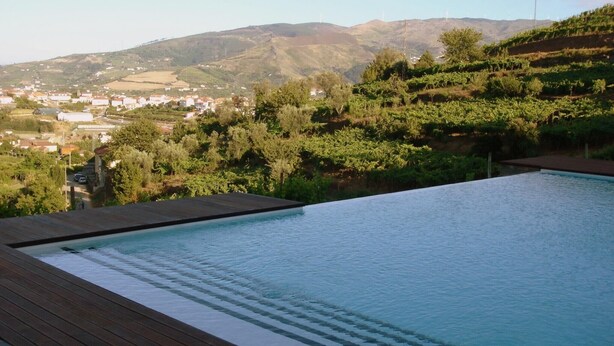 Outdoor pool - Living sorrouded by vineards in Douro (Gestaco)