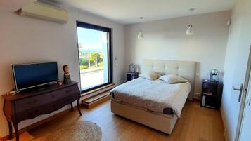 5 bedrooms, iron/ironing board, travel cot, free WiFi
