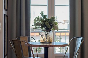 Dining - ChezmoiHomes Trinidad Deluxe 4 (Granada)