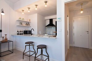 Kjøleskap, mikrobølgeovn, ovn og kokeplater