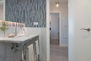 Shower, towels, shampoo