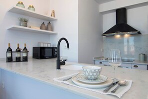 Kühlschrank, Mikrowelle, Ofen, Herdplatte