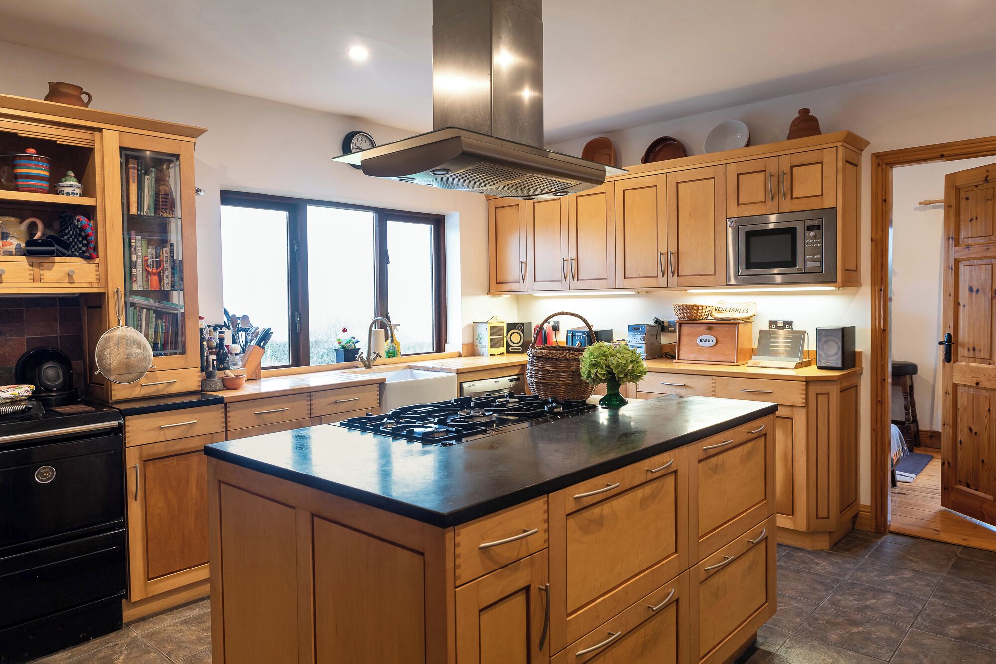 ثلاجة، ميكروويف، فرن، موقد طهي مسطح