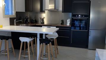 Een koelkast, een microgolfoven, een oven, een kookplaat