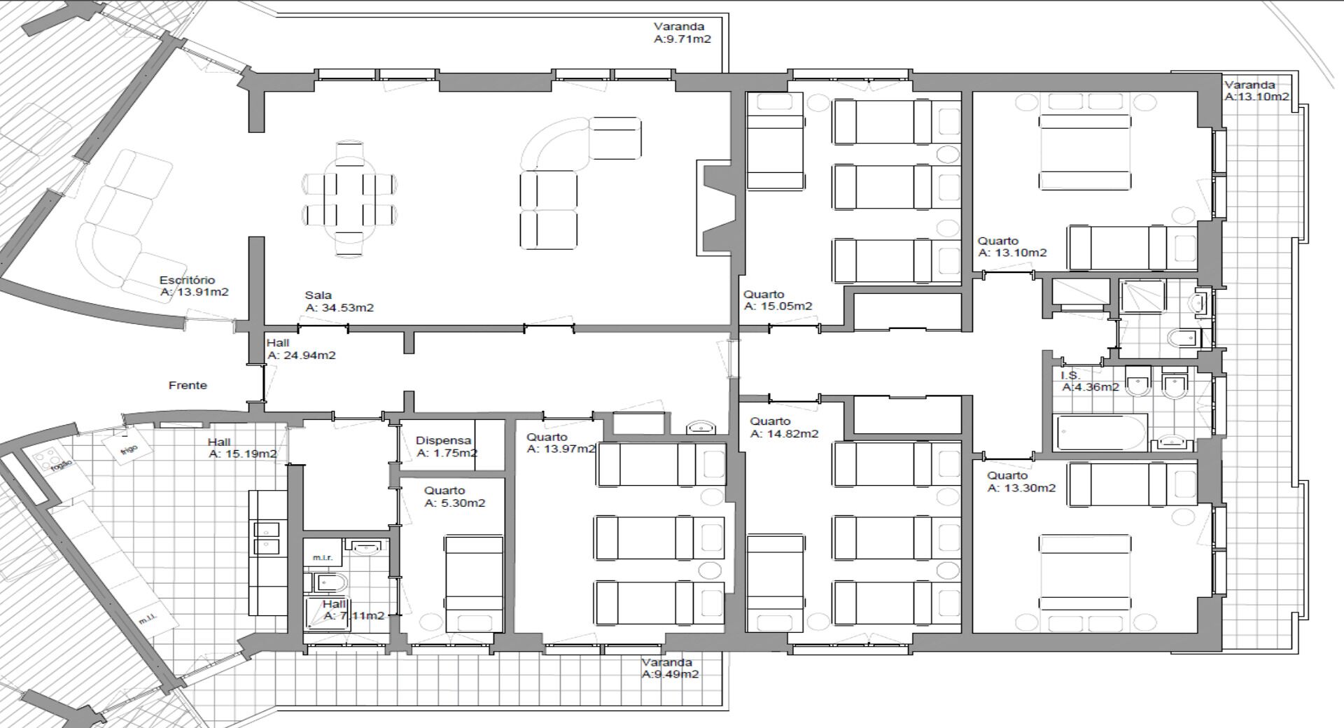 Plano de planta de un hotel que muestra varias habitaciones, un salón amplio, varias habitaciones y una kitchenette.