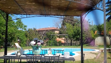 Una piscina al aire libre