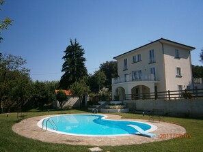 Una piscina al aire libre
