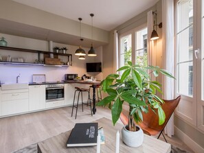 Kjøleskap, mikrobølgeovn, ovn og kokeplater