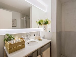 Douche, sĂšche-cheveux, serviettes fournies, savon