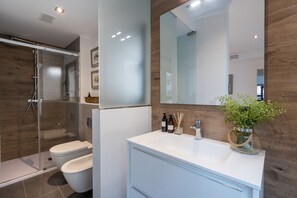 Shower, hair dryer, towels, shampoo