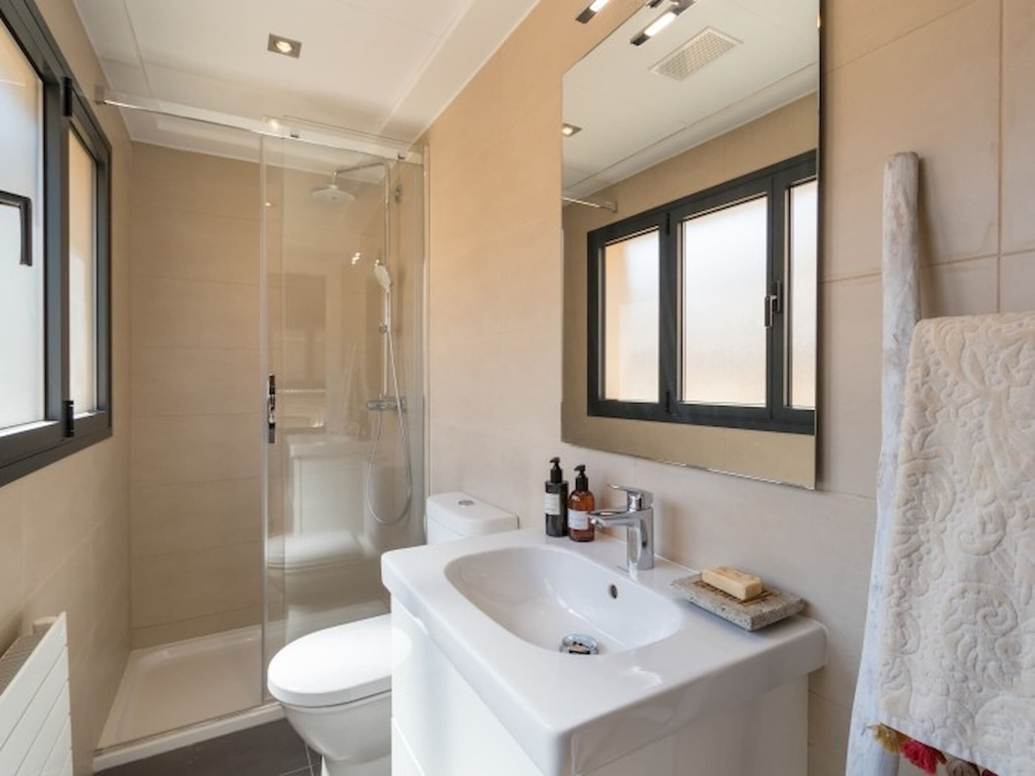 Een douche, een haardroger, handdoeken, shampoo