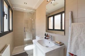 Shower, hair dryer, towels, shampoo