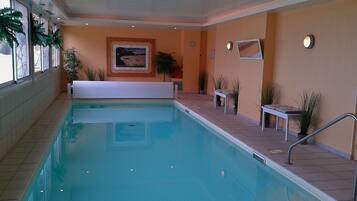 Een binnenzwembad en een buitenzwembad