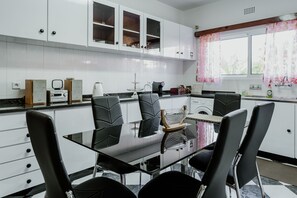 Fridge, microwave, oven, stovetop - Funchal City View Gardens I (Funchal)