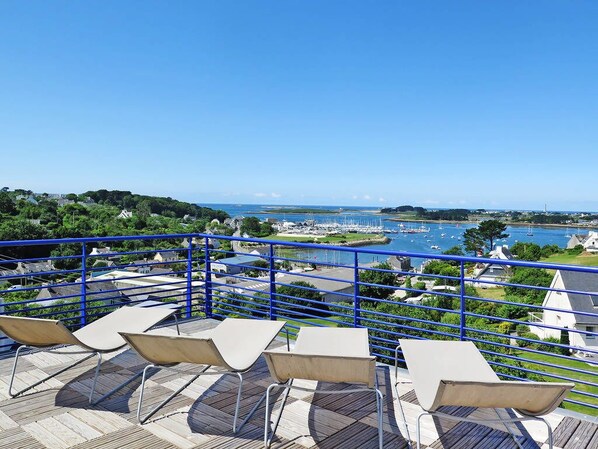 Property grounds - LARGE VILLA at ABER WRAC'H; classified 4 STARS 14 pers. (, 18 poss)) sea view spa sauna  (Landéda)