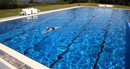Villa with amazing pool and private tennis for private use